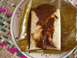Tamal con mole rojo