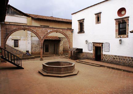 Visita la casa de los once patios