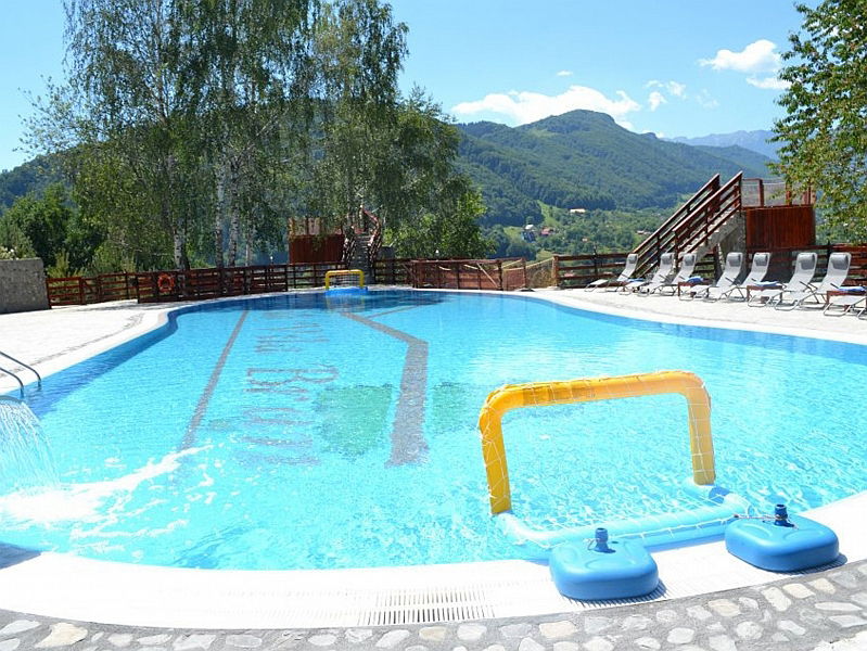 Piscina exterioara Club Vila Bran