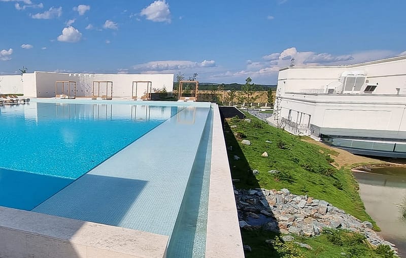 Piscina Infinity Complex Ramatuelle Ploiesti