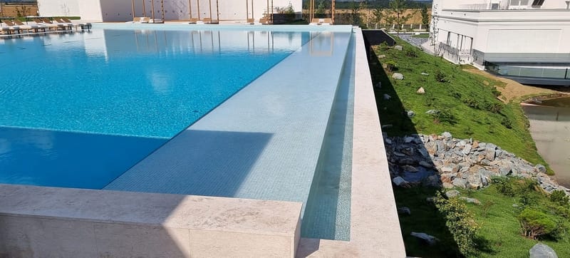 Piscina Infinity Complex Ramatuelle Ploiesti