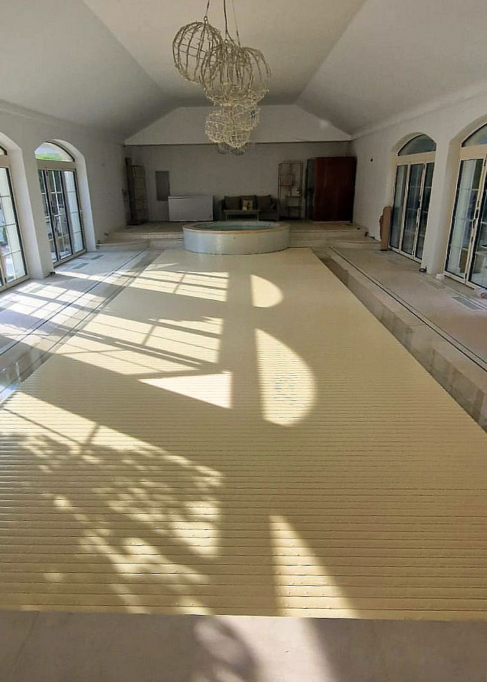 Piscina rezidentiala interioara si jacuzzi