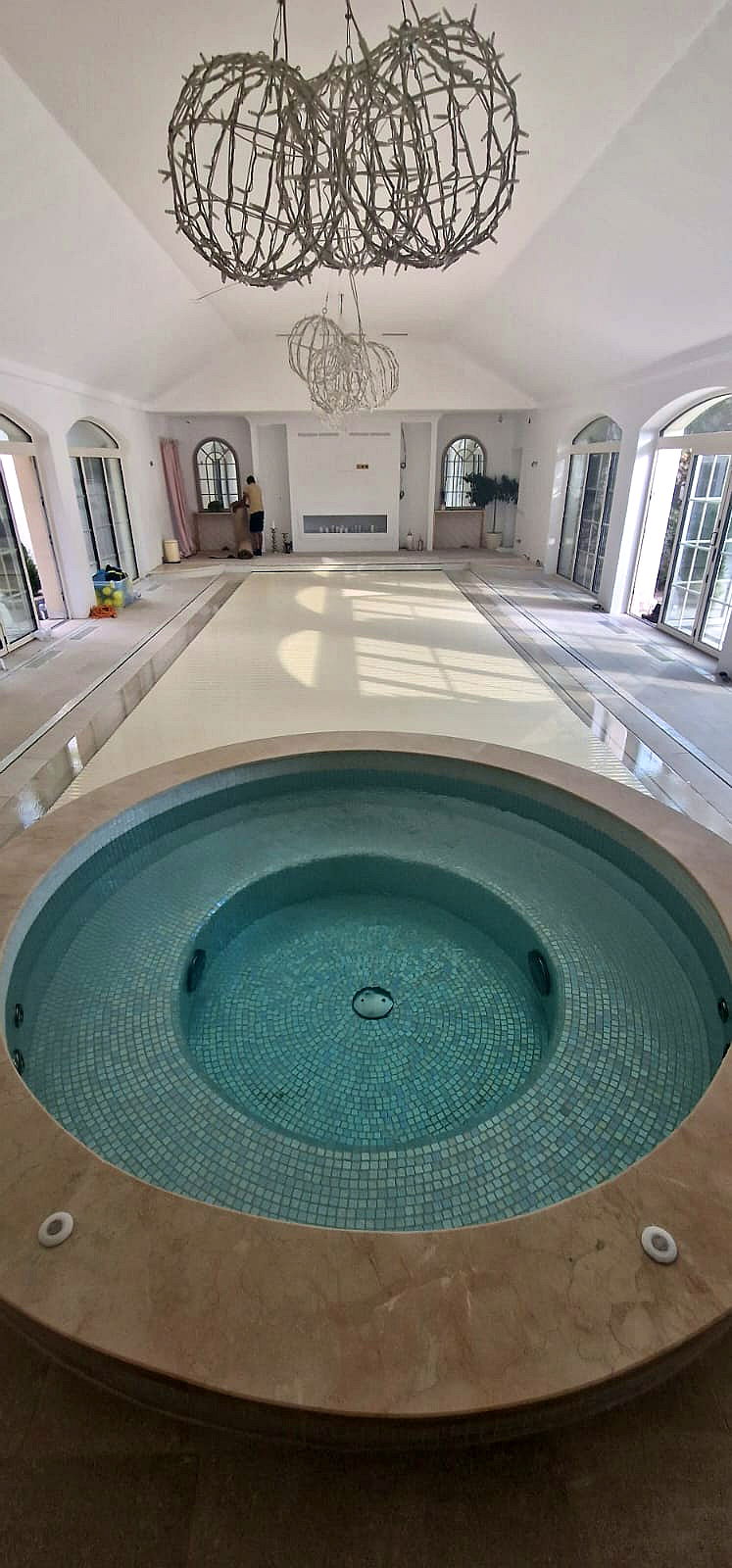 Piscina rezidentiala interioara si jacuzzi
