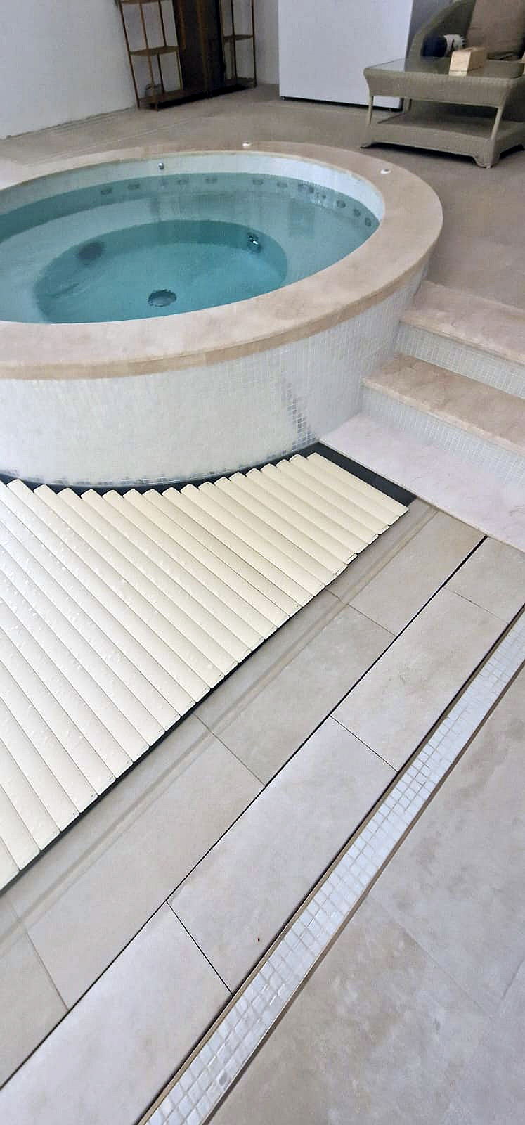 Piscina rezidentiala interioara si jacuzzi