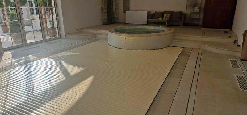 Piscina rezidentiala interioara si jacuzzi