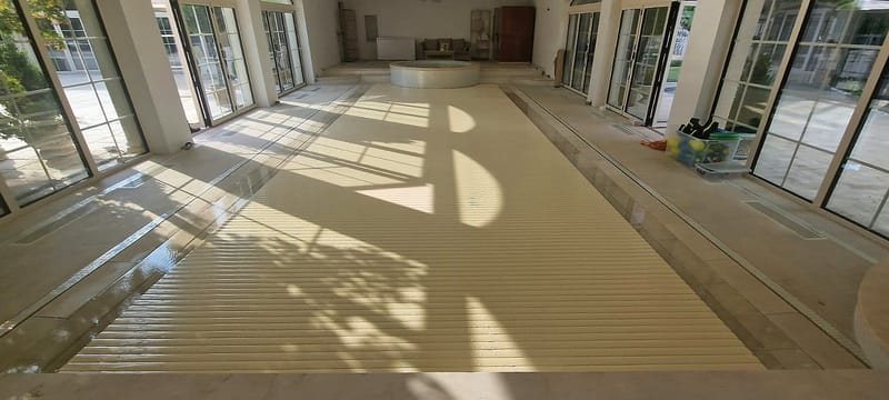 Piscina rezidentiala interioara si jacuzzi