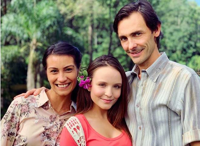Em "As Aventuras de Poliana": Pais de Mirela chegam de surpresa