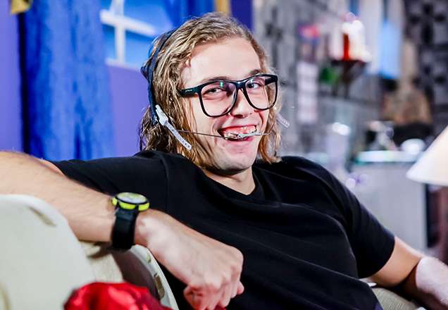 Nesta Sexta: Vini aparece com visual muito diferente em festa