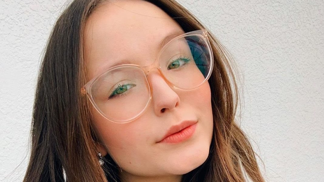 Larissa Manoela vai a pré estreia de filme após cirurgia: “Fugidinha”