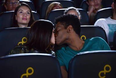 Nesta Segunda:Jeff e Brenda se beja no cinema