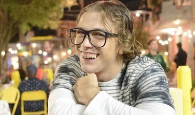 Em "As Aventuras de Poliana": Vini Chega a festa de Filipa com seu novo visual