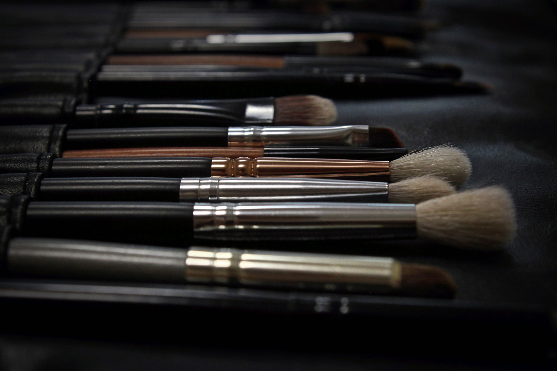 Etebooks Offers How To Use A Make-Up Brush To Apply Your Cosmetics