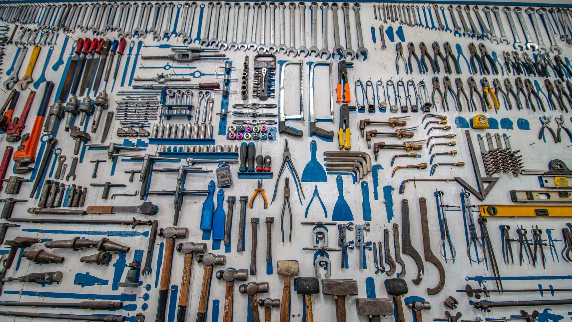 Etebooks.com-Shopping For Tools And Hardware:  The Value Of Discount Retail Stores