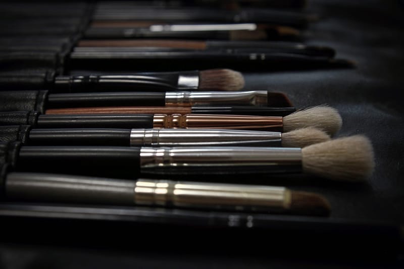 Etebooks Offers How To Use A Make-Up Brush To Apply Your Cosmetics