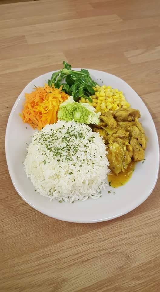 Curried Chicken , Plain Rice and Vegetable