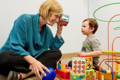 Estrategias del juego circular o Floortime para ayudar a construir la comunicación entre los padres y su hijo (TEA)