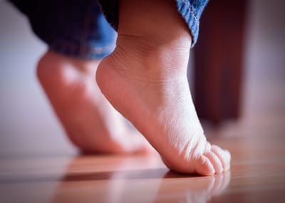 ¿Por qué los niños con TEA caminan de puntillas?