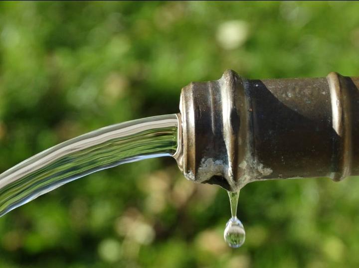 ACCÈS À L’EAU POTABLE DANS LE MONDE