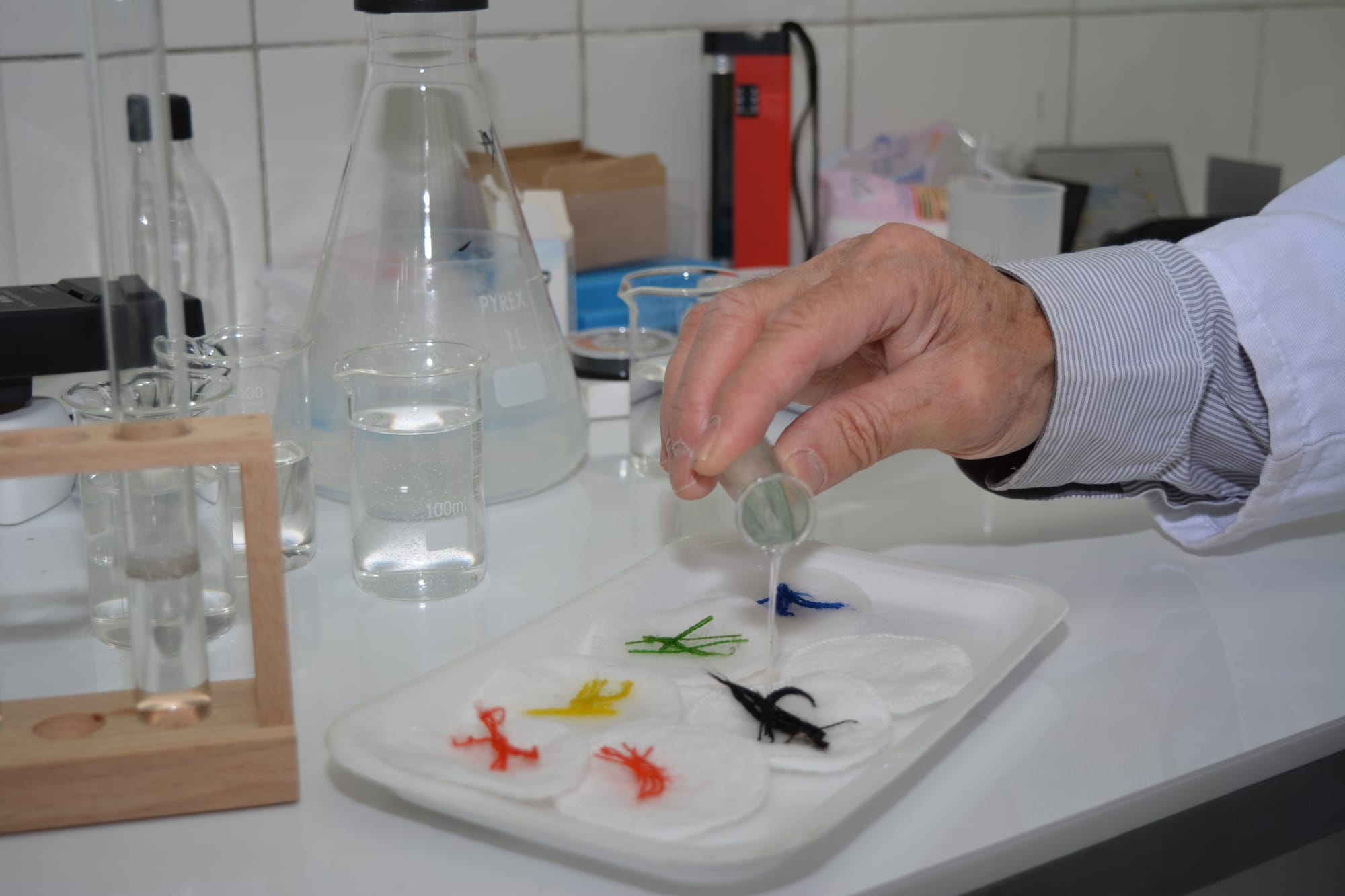 Tests en atelier de nettoyage, la vérification de la stabilité des colorants synthétiques...