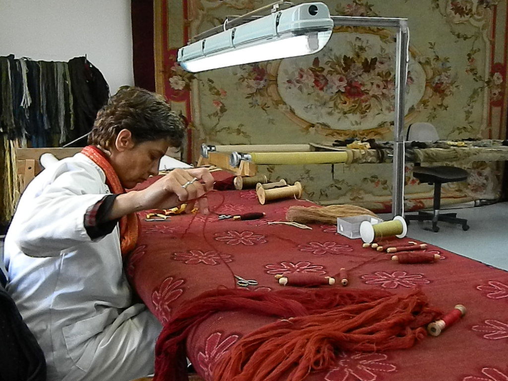 nettoyage et restauration du grand tapis au point de la sainte chapelle du chateau des Ducs de Savoie