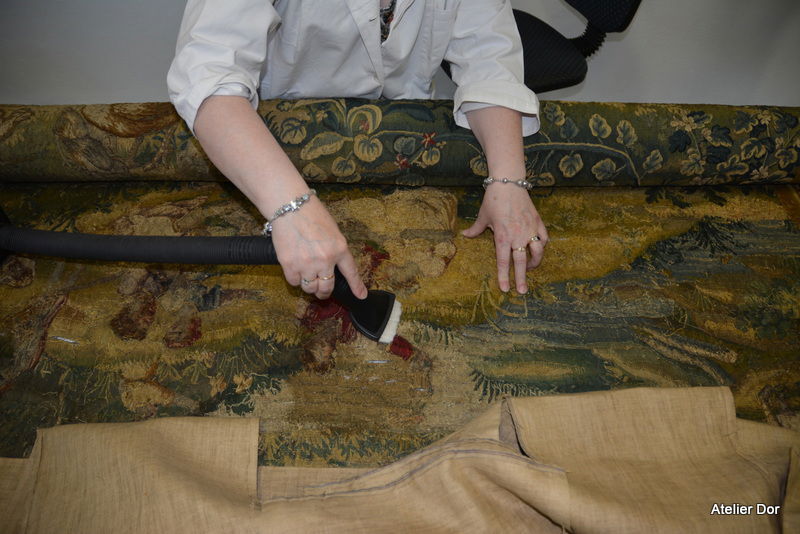 Retrait des pièces textiles collées