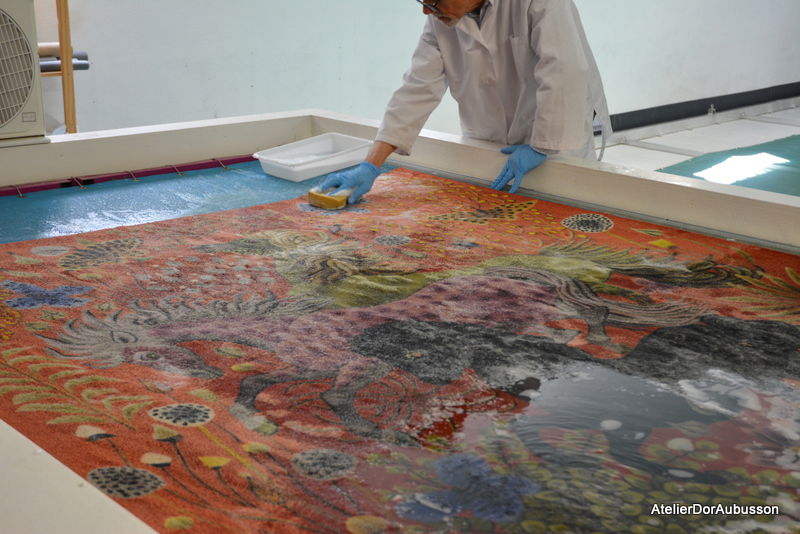 Nettoyage en milieu aqueux d'une tapisserie d'apres Dom Robert - tensioactifs en PH neutre