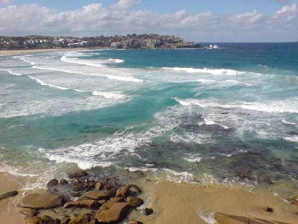 Dramático rescate y resucitación (RCP) en la playa de Bondi (Australia).