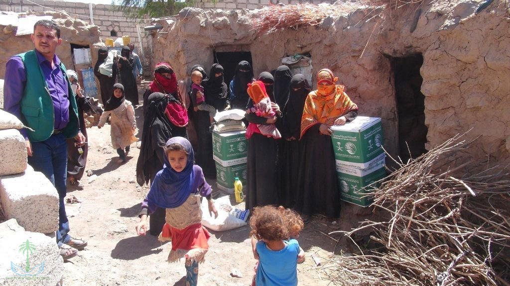 مركز الملك سلمان للإغاثة يوزع 750 سلة غذائية على النازحين والمتضررين في مديرية قعطبة بمحافظة الضالع