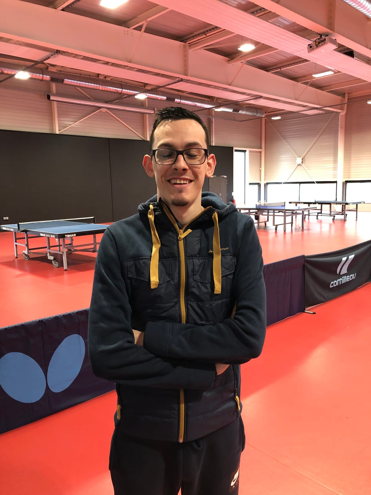 Valentin Charrier dans la salle de tennis de table de l’EPM