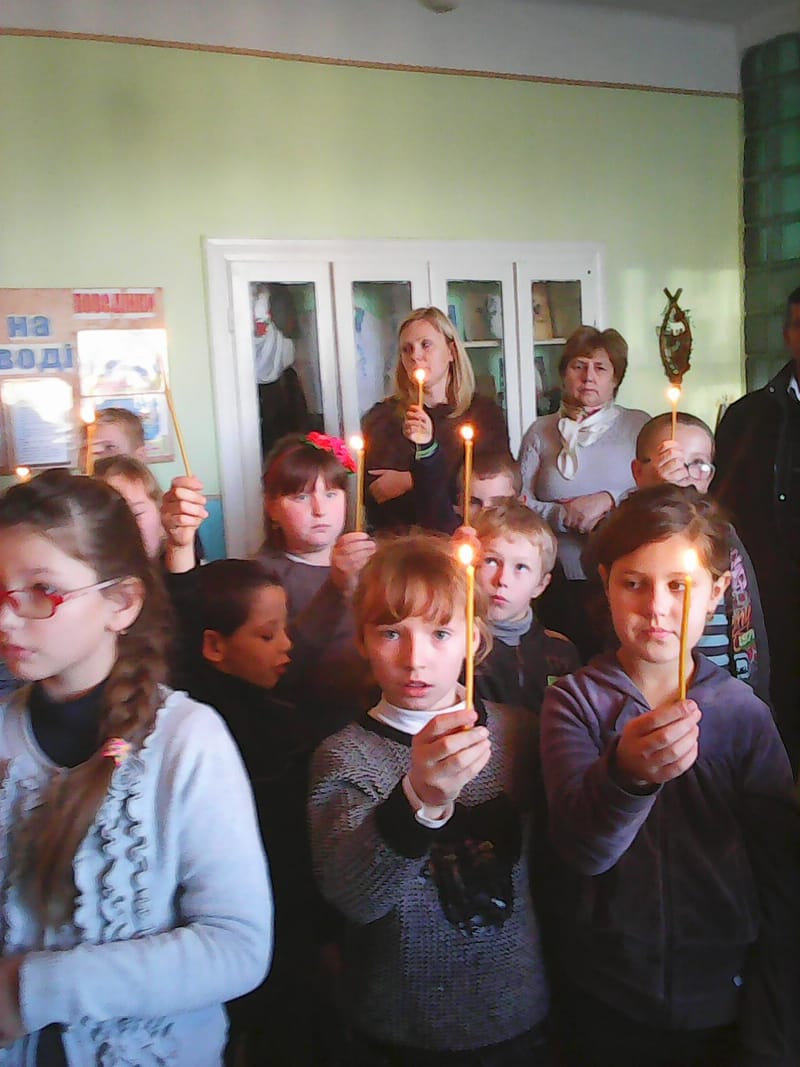 Несла свій хрест мовчазно Україна Але не стала в скруті на коліна, Хоча й звірячий був над нею суд.