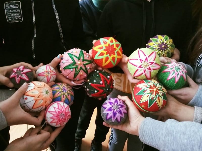 Ялинкові прикраси учнями 6 класу під керівництвом Помірко М.Й.(техніка «темарі»)