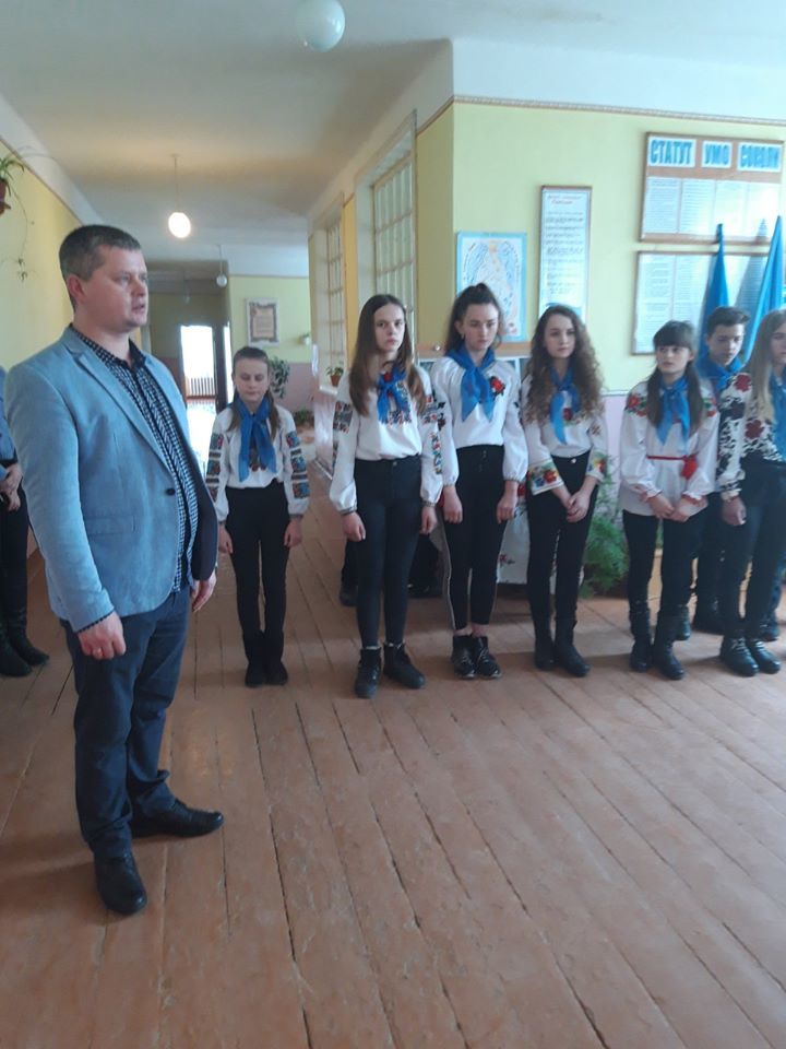 «Вклонімось низько до землі тим, хто в серці буде вічно жити…»