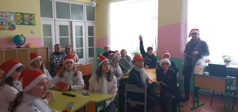 Вчителька української мови Світлана Карплюк провела відкритий виховний захід на новорічну тематику , інтелектуальну гру-шоу "Де логіка?" серед учнів 7 класу Берегівського ЗЗСО І-ІІ ступенів.