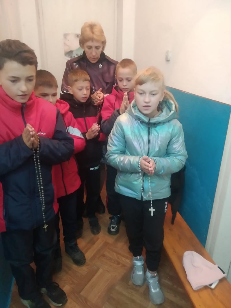 Мільйони дітей моляться на вервиці