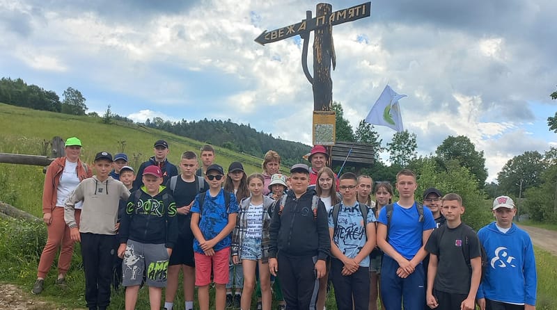 Учні та вчителі Берегівського ЗЗСО І-ІІ ступенів  взяли участь в обласному сходженні учнівської молоді Львівщини на гору Діл, приурочене 80 річниці утворення Української Головної Визвольної Ради