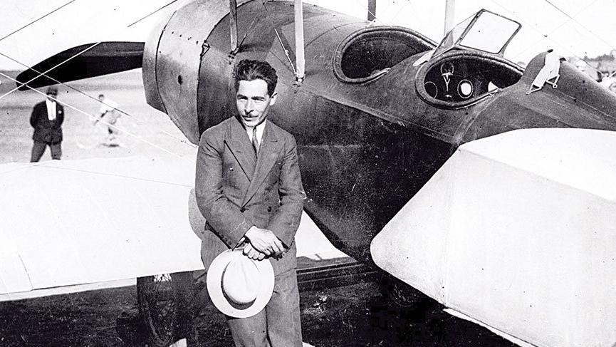 Vecihi HÜRKUŞ (GÖKYÜZÜNE ADANMIŞ HAYAT)