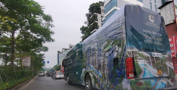 Quảng cáo trên thân xe ô tô - Có gây mất mỹ quan và nguy hiểm?