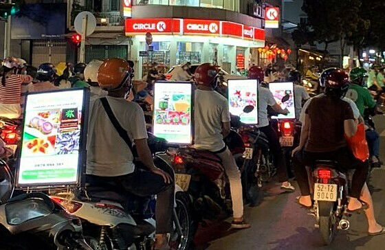 Shojiki hợp tác Adsenger, Nine Dozen phát triển quảng cáo LED