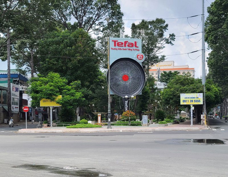 Biển quảng cáo tiền tỉ 'trơ khung' vì COVID-19