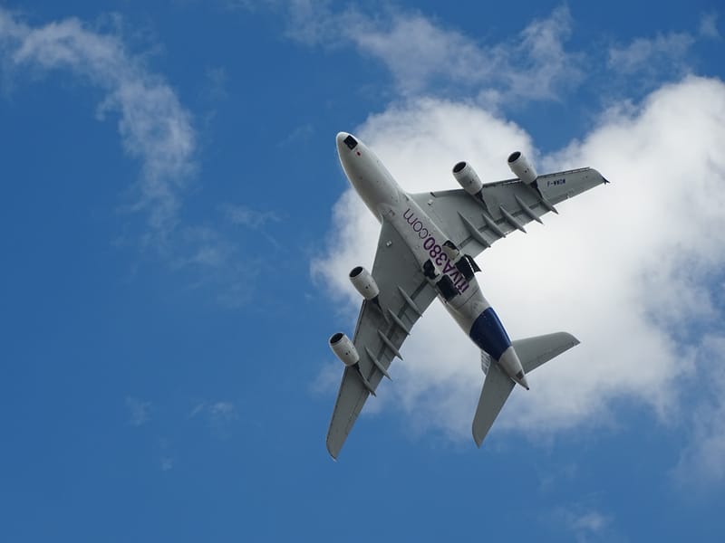 En avion