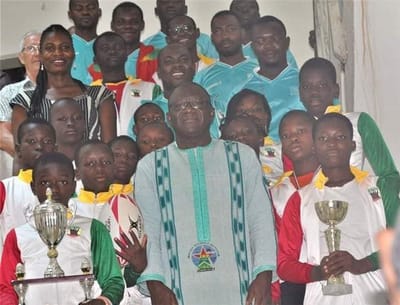 Douze bébés rugbymen chez le Ministre des Sports
