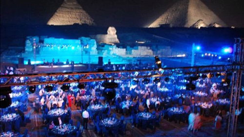 The pyramids of Giza show sound and light at night
