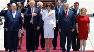 Israel: Melania se negó a caminar de la mano con Donald Trump