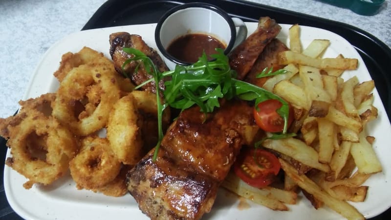 300G Ribs, Chips and Onion Rings with a Soda