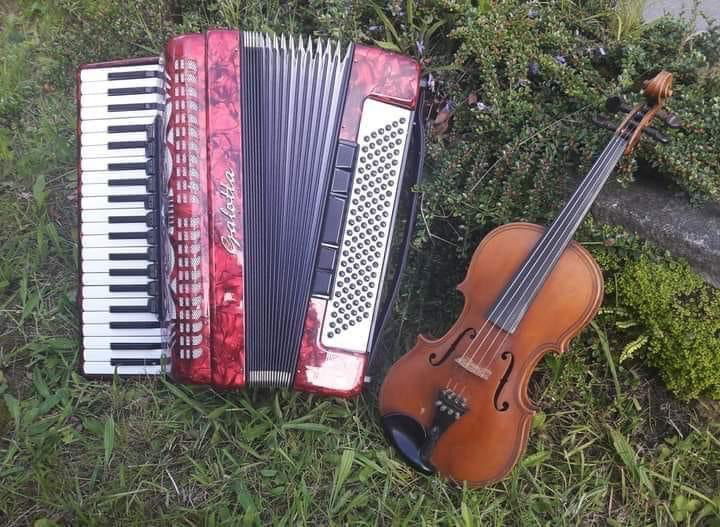 Music session led by Ilow Rescorla.