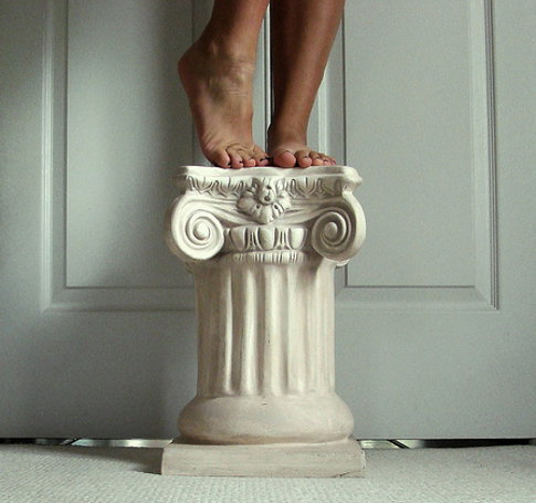 El pedestal (Evitar a toda costa)