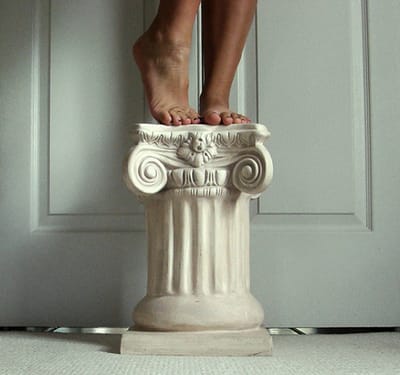 El pedestal (Evitar a toda costa)