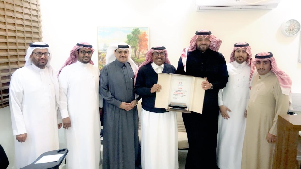 الاعلامي والاخصائي النفسي الفنان الاستاذ يوسف بن سعيد الجراح صاحب المبادرة والتجربة الإنسانية الجميلة مع وفد  مستشاري تعارفوا وتكريمة من قبل د.سعود المصيبيح بدرع رواد السعادة العطاء