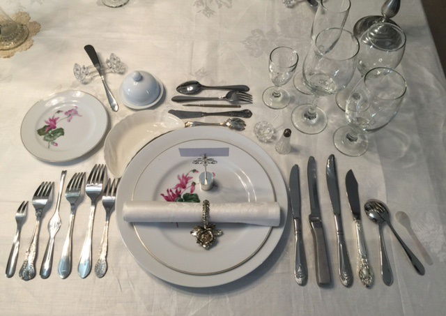 ¿Cómo se deben usar los cubiertos en una cena formal?