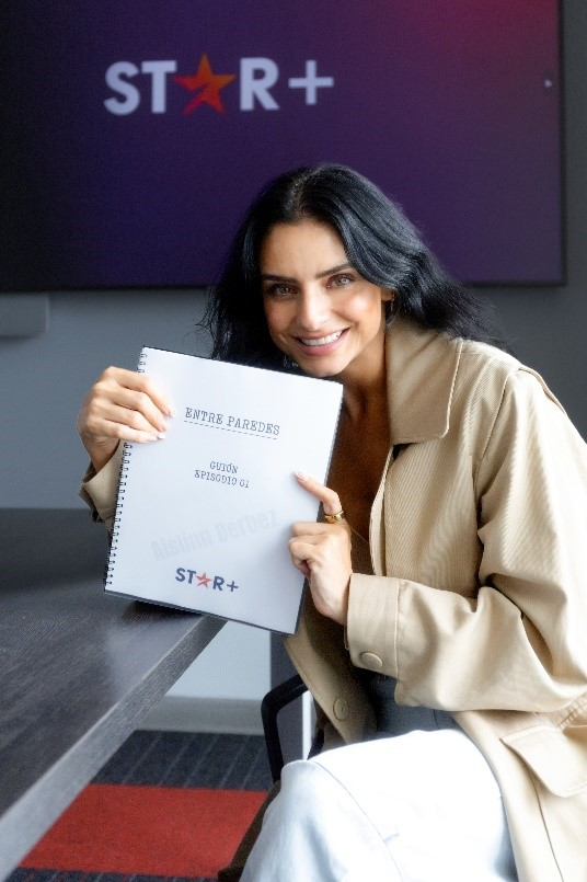 Comenzó La Producción De "Entre Paredes" Serie Original De Comedia Romántica Protagonizada Por Aislinn Derbez